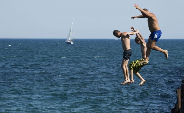 Nhảy xuống Biển Đen ở thành phố Evpatoriya Nhảy xuống Biển Đen ở thành phố Evpatoriya - Sputnik Việt Nam