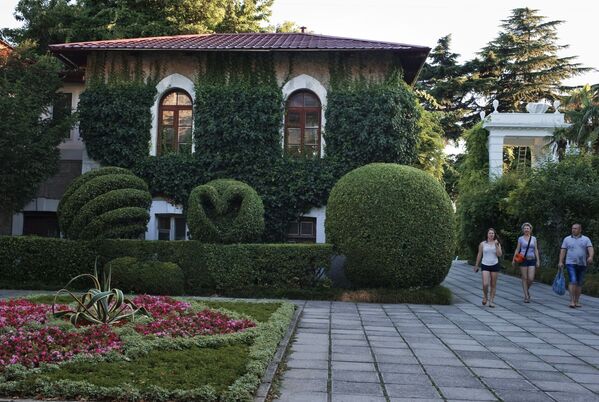 Nghỉ ngơi trong Vườn Bách thảo Nikitsky ở Crưm Nghỉ ngơi trong Vườn Bách thảo Nikitsky ở Crưm - Sputnik Việt Nam