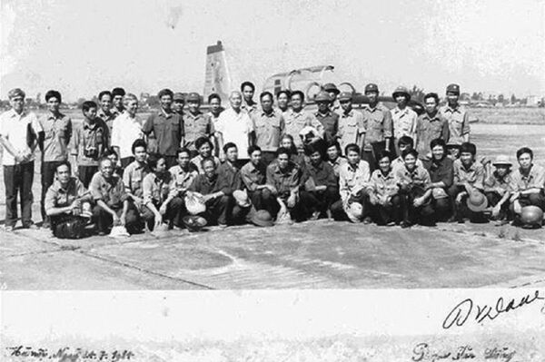 Chủ tịch Hội đồng Bộ trưởng Phạm Văn Đồng chụp ảnh kỷ niệm với các cán bộ Viện Kỹ thuật Không quân và nhóm thiết kế, ngày 24/7/1984 Chủ tịch Hội đồng Bộ trưởng Phạm Văn Đồng chụp ảnh kỷ niệm với các cán bộ Viện Kỹ thuật Không quân và nhóm thiết kế, ngày 24/7/1984 - Sputnik Việt Nam