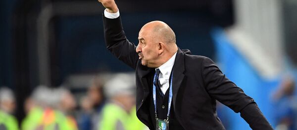 Huấn luyện viên trưởng đội tuyển Nga Stanislav Cherchesov trong trận đấu vòng bảng World Cup giữa đội Nga và Ai Cập Huấn luyện viên trưởng đội tuyển Nga Stanislav Cherchesov trong trận đấu vòng bảng World Cup giữa đội Nga và Ai Cập - Sputnik Việt Nam