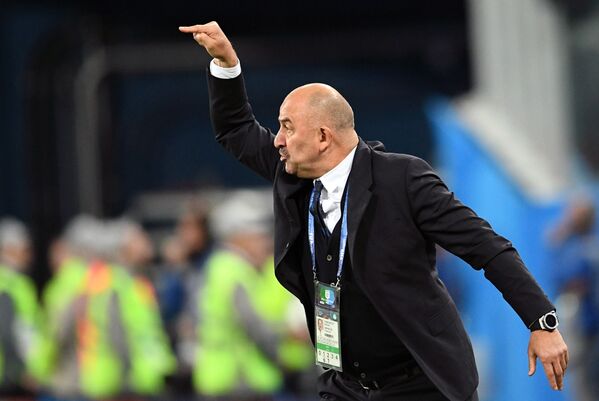 Huấn luyện viên trưởng đội tuyển Nga Stanislav Cherchesov trong trận đấu vòng bảng World Cup giữa đội Nga và Ai Cập - Sputnik Việt Nam