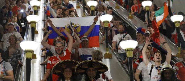 Người hâm mộ mừng chiến thắng của đội tuyển quốc gia Nga trong tàu điện ngầm Người hâm mộ mừng chiến thắng của đội tuyển quốc gia Nga trong tàu điện ngầm - Sputnik Việt Nam