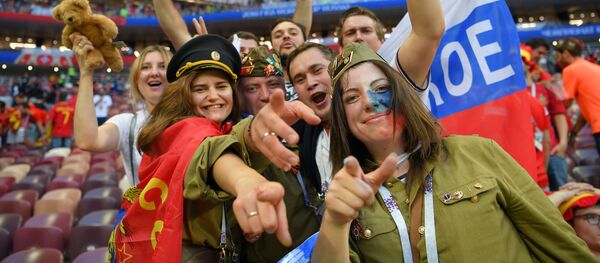 Người hâm mộ mừng chiến thắng của đội tuyển quốc gia Nga Người hâm mộ mừng chiến thắng của đội tuyển quốc gia Nga - Sputnik Việt Nam
