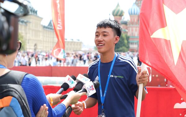 Em Hà Danh Dự, thành viên đoàn bóng đá cộng đồng Việt Nam tham dự Festival Bóng đá Hy vọng trả lời phỏng vấn giới truyền thông. - Sputnik Việt Nam