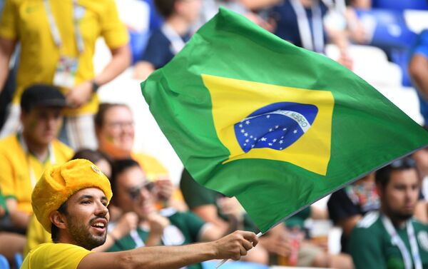 Fan bóng đá trước trận đấu World Cup giữa đội tuyển Brazil và Mexico - Sputnik Việt Nam