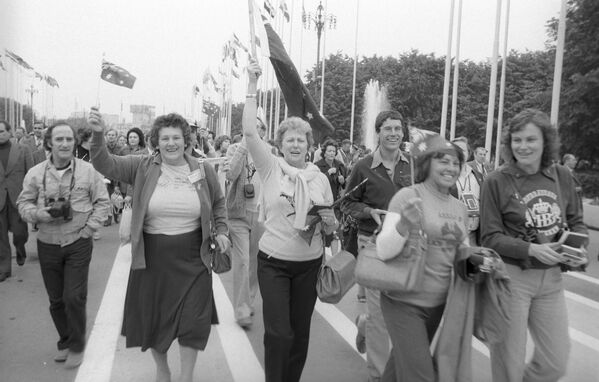 Khách du lịch nước ngoài tại Sân vận động Luzhniki ở Moskva, 1980 - Sputnik Việt Nam