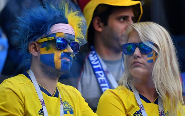 Fan bóng đá trước trận đấu World Cup giữa đội tuyển Thụy Điển và Thụy Sĩ - Sputnik Việt Nam