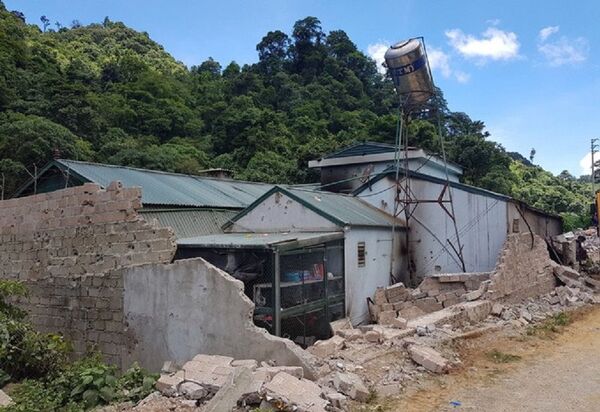 Nhà của Nguyễn Văn Tuân sau khi bị đột kích Nhà của Nguyễn Văn Tuân sau khi bị đột kích - Sputnik Việt Nam