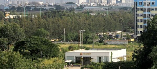 Một căn nhà mẫu nằm trong khu đất dự án gắn biển CTK group (ảnh chụp trên đường Tân Sơn, khu vực bên ngoài sân golf Tân Sơn Nhất, thuộc P.15, Q.Tân Bình, TP.HCM) - Sputnik Việt Nam