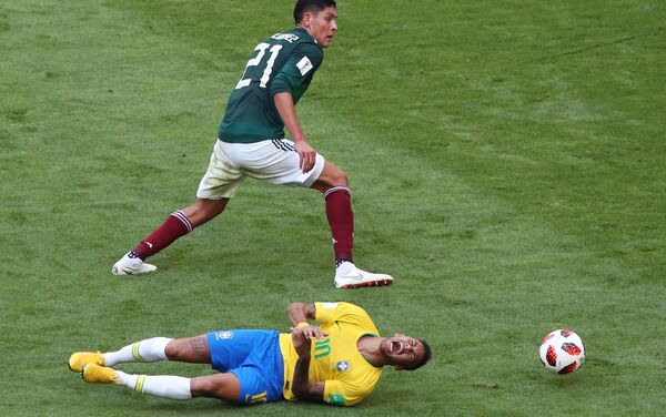 Cầu thủ bóng đá người Brazil Neymar trong khi trận đấu World Cup giữa đội tuyển Brazil và Mexico - Sputnik Việt Nam