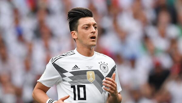 Mesut Ozil, Đức. Ozil đặc biệt xứng đáng được xếp hạng trong bảng bởi lối chơi chậm chạp và không đủ năng lực. - Sputnik Việt Nam