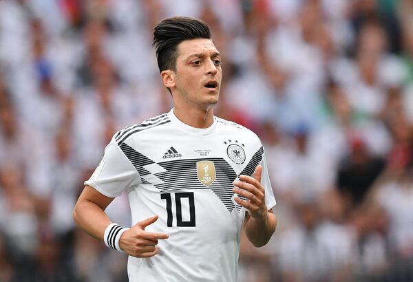 Mesut Ozil, Đức. Ozil đặc biệt xứng đáng được xếp hạng trong bảng bởi lối chơi chậm chạp và không đủ năng lực. - Sputnik Việt Nam