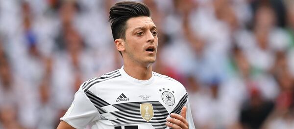 Mesut Ozil, Đức. Ozil đặc biệt xứng đáng được xếp hạng trong bảng bởi lối chơi chậm chạp và không đủ năng lực. Mesut Ozil, Đức. Ozil đặc biệt xứng đáng được xếp hạng trong bảng bởi lối chơi chậm chạp và không đủ năng lực. - Sputnik Việt Nam
