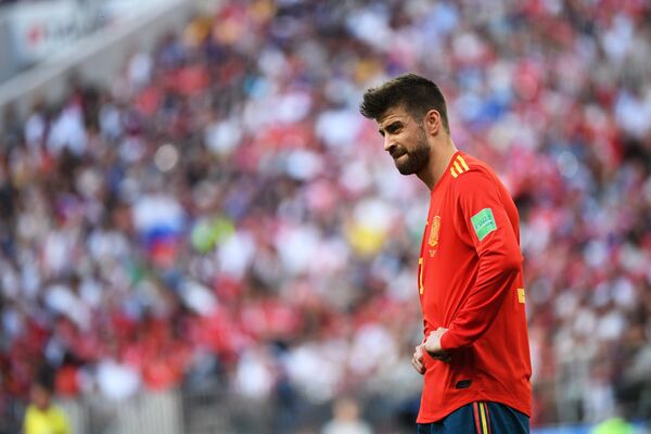 Gerard Piqué, Tây Ban Nha. Pique trình diễn lối chơi thấp hơn nhiều so với điều người hâm mộ luôn chờ đợi từ anh. - Sputnik Việt Nam