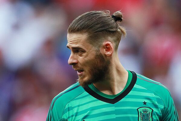 David De Gea, Tây Ban Nha. Thủ môn đội Manchester United được coi là nằm trong số những thủ môn tinh hoa của thế giới, và đã làm tất cả ngạc nhiên do màn trình diễn yếu kém đáng kinh ngạc ở vòng đấu bảng. - Sputnik Việt Nam