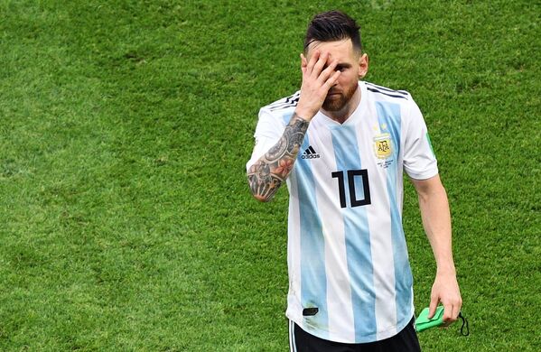 Lionel Messi, Argentina. Trả qua vòng đấu bảng với phong độ yếu kém. Thực hiện không thành công quả phạt đền vào khung thành đội Iceland, thi đấu kém cỏi trước Croatia. Điều kỳ diệu là với Messi như vậy, Argentina vẫn vượt qua vòng đấu bảng. - Sputnik Việt Nam