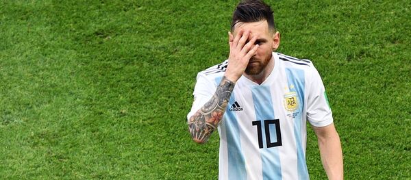 Lionel Messi, Argentina. Trả qua vòng đấu bảng với phong độ yếu kém. Thực hiện không thành công quả phạt đền vào khung thành đội Iceland, thi đấu kém cỏi trước Croatia. Điều kỳ diệu là với Messi như vậy, Argentina vẫn vượt qua vòng đấu bảng. - Sputnik Việt Nam