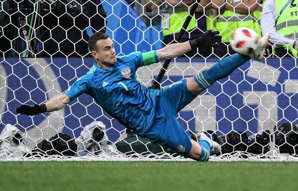 Vâng, bây giờ nói về những phát hiện của Giải vô địch bóng đá thế giới:  Igor Akinfeev, Nga. Thủ môn của đội tuyển Nga Igor Akinfeev trong bốn trận đầu tiên của World Cup 2018 đã cản phá 14 cú sút vào khung thành. - Sputnik Việt Nam