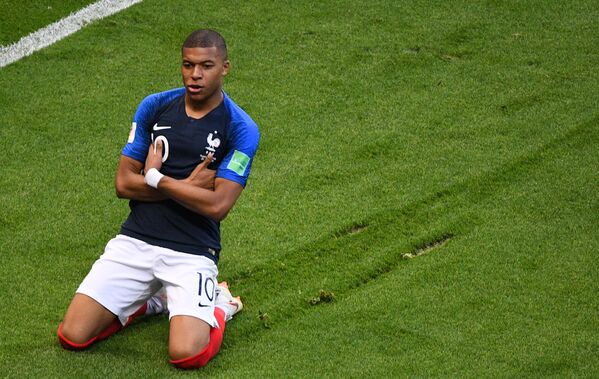 Kylian Mbappé, Pháp. Tốc độ của Mbappé - cú bứt phá ở khoảng cách 70 mét trong trận đấu với Argentina là một trong những ấn tượng sinh động nhất của trận đấu play - off đầu tiên. - Sputnik Việt Nam