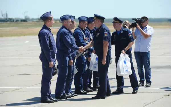 Đón các phi công máy bay tấn công Su-25 trở về từ Syria Đón các phi công máy bay tấn công Su-25 trở về từ Syria - Sputnik Việt Nam