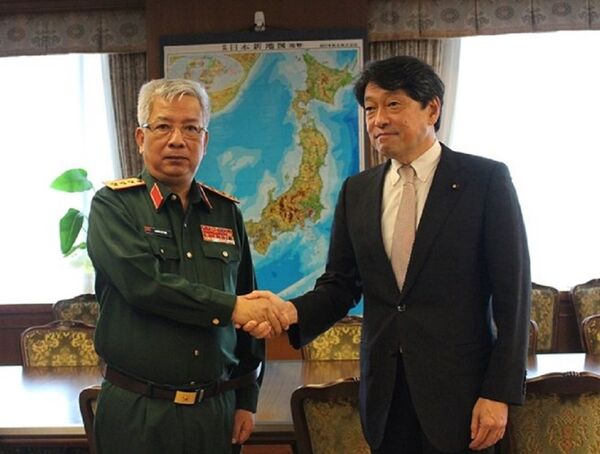 Thượng tướng Nguyễn Chí Vịnh, Thứ trưởng Bộ Quốc phòng Việt Nam chào xã giao Ngài Onodera Itsunori, Bộ trưởng Quốc phòng Nhật Bản  - Sputnik Việt Nam