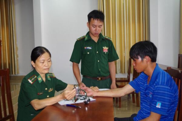 Lực lượng quân y BĐBP tỉnh Bà Rịa – Vũng Tàu kiểm tra sức khỏe, chăm sóc y tế ban đầu cho ngư dân bị nạn. - Sputnik Việt Nam