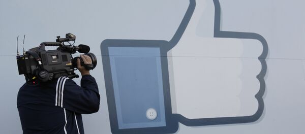 Biểu tượng Like bên ngoài Trụ sở của Facebook ở Menlo Park, Calif - Sputnik Việt Nam