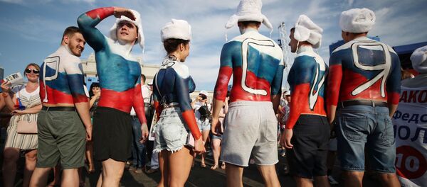 Các cổ động viên xem trận đấu vòng 1/8 World Cup 2018 giữa Tây Ban Nha và Nga trong khu vực dành riêng cho người hâm mộ ở Samara Các cổ động viên xem trận đấu vòng 1/8 World Cup 2018 giữa Tây Ban Nha và Nga trong khu vực dành riêng cho người hâm mộ ở Samara - Sputnik Việt Nam