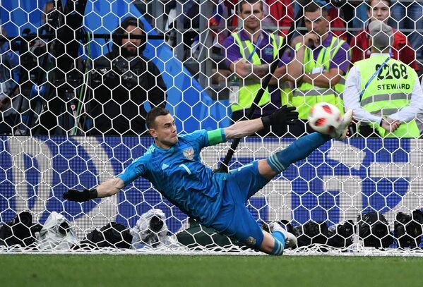 Thủ môn Nga Igor Akinfeev phá bóng trong trận đấu 1/8  World Cup giữa Tây Ban Nha và Nga - Sputnik Việt Nam