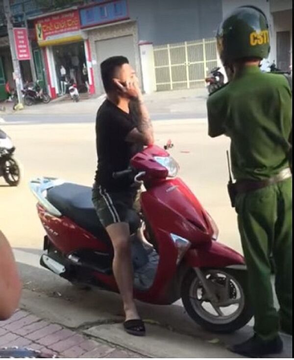 Nam thanh niên vi phạm giao thông buông lời: Bác tao là trưởng Công an TP  - Sputnik Việt Nam