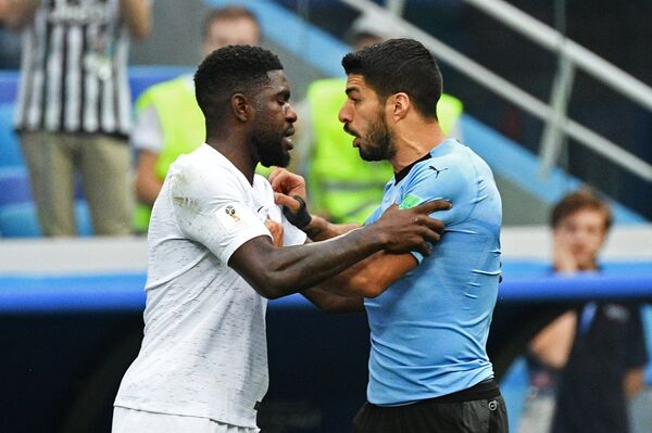 Trận đấu vòng tứ kết giữa đội tuyển Uruguay và đội tuyển Pháp Trận đấu vòng tứ kết giữa đội tuyển Uruguay và đội tuyển Pháp - Sputnik Việt Nam