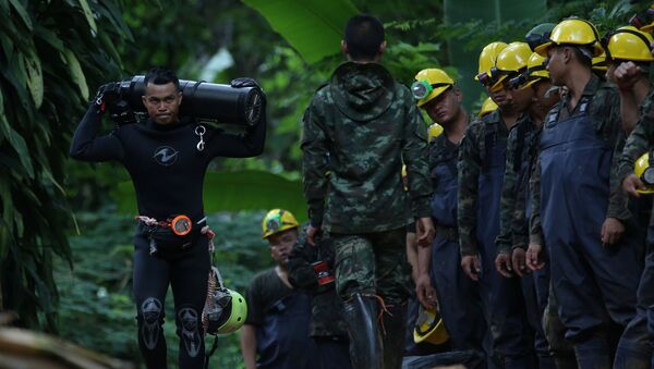 Việc bắt đầu hoạt động đưa các trẻ em ra khỏi hang ngập ở Thái Lan - Sputnik Việt Nam