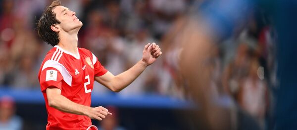 Mario Fernandez trong trận đấu vòng tứ kết World Cup giữa đội tuyển Nga và Croatia Mario Fernandez trong trận đấu vòng tứ kết World Cup giữa đội tuyển Nga và Croatia - Sputnik Việt Nam