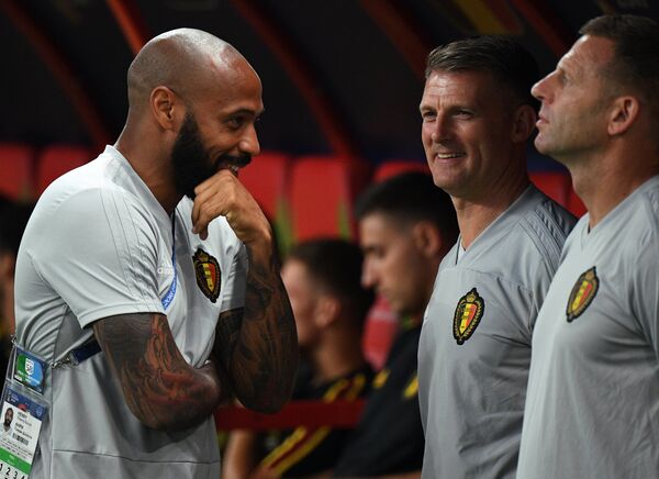 Thierry Henry trong khi trận đấu vòng tứ kết giữa đội tuyển Brazil và đội tuyển Bỉ - Sputnik Việt Nam