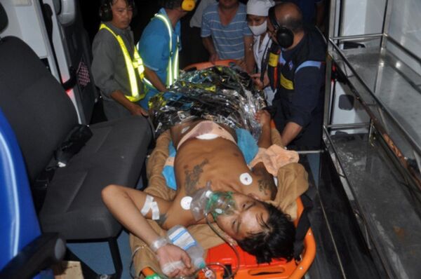 Nạn nhân được đưa lên xe cấp cứu.  - Sputnik Việt Nam