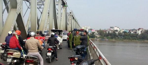 CSGT ngăn người định nhảy cầu - Sputnik Việt Nam