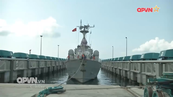 Tàu tên lửa tấn công nhanh Molniya 1241.RE (Tarantul) được bảo dưỡng tại Nhà máy X52 Tàu tên lửa tấn công nhanh Molniya 1241.RE (Tarantul) được bảo dưỡng tại Nhà máy X52 - Sputnik Việt Nam