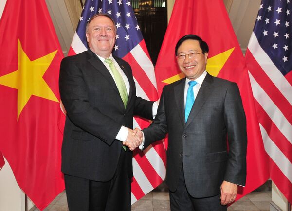 Sáng 9/7/2018, tại Trụ sở Bộ Ngoại giao, Phó Thủ tướng, Bộ trưởng Ngoại giao Phạm Bình Minh đón và hội đàm với Ngoại trưởng Hoa Kỳ Mike Pompeo đang có chuyến thăm chính thức Việt Nam. Sáng 9/7/2018, tại Trụ sở Bộ Ngoại giao, Phó Thủ tướng, Bộ trưởng Ngoại giao Phạm Bình Minh đón và hội đàm với Ngoại trưởng Hoa Kỳ Mike Pompeo đang có chuyến thăm chính thức Việt Nam. - Sputnik Việt Nam