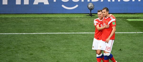 Artem Dzyuba và Denis Cheryshev trong khi trận đấu mở màn World Cup giữa Nga và Saudi Arabia - Sputnik Việt Nam