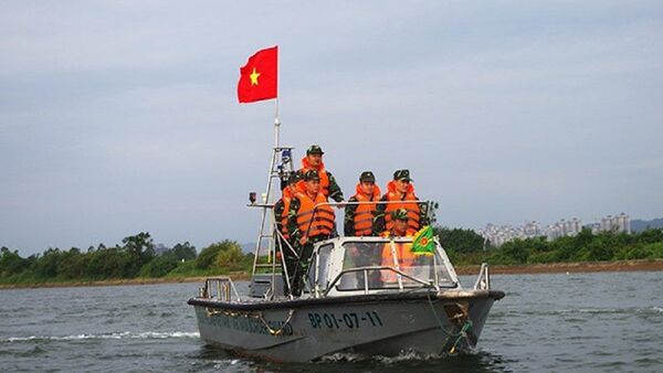 Lực lượng Đồn Biên phòng Hải Hòa đang tuần tra bảo vệ tại cửa sông Bắc Luân. - Sputnik Việt Nam