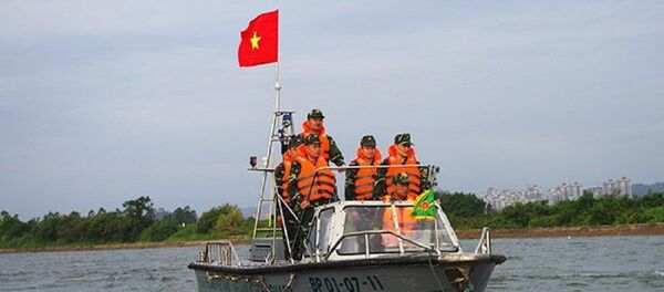 Lực lượng Đồn Biên phòng Hải Hòa đang tuần tra bảo vệ tại cửa sông Bắc Luân. Lực lượng Đồn Biên phòng Hải Hòa đang tuần tra bảo vệ tại cửa sông Bắc Luân. - Sputnik Việt Nam
