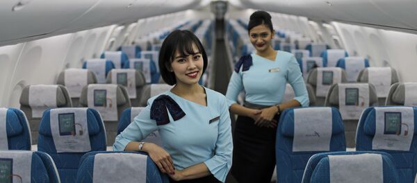 Tiếp viên của hãng hàng không SilkAir trong khoang hạng phổ thông của máy bay mới Boeing 737 Max 8 tại phi trường Changi, Singapore - Sputnik Việt Nam