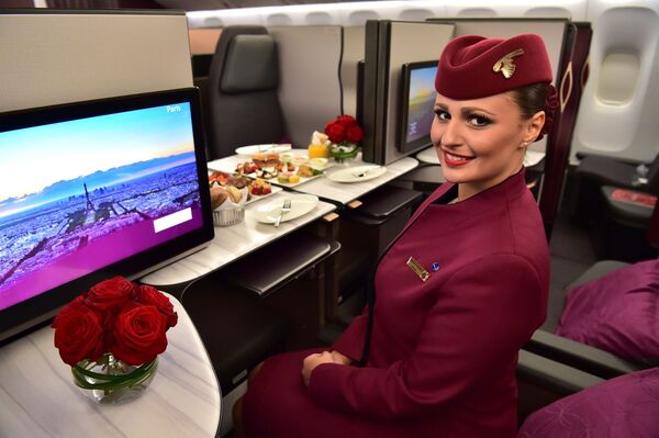 Tiếp viên của hãng hàng không Qatar Airways trong khoang hạng thương gia của máy bay Boeing 777 tại Triển lãm Hàng không Quốc tế ở phi trường Le Bourget - Sputnik Việt Nam