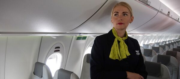 Tiếp viên hàng không trong khoang máy bay Bombardier CS300 của hãng hàng không airBaltic, Latvia Tiếp viên hàng không trong khoang máy bay Bombardier CS300 của hãng hàng không airBaltic, Latvia - Sputnik Việt Nam