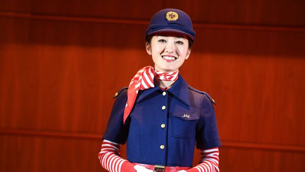 Nhân viên phục vụ trên máy bay của hãng hàng không Japan Airlines - Sputnik Việt Nam