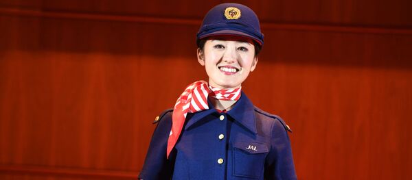 Nhân viên phục vụ trên máy bay của hãng hàng không Japan Airlines Nhân viên phục vụ trên máy bay của hãng hàng không Japan Airlines - Sputnik Việt Nam