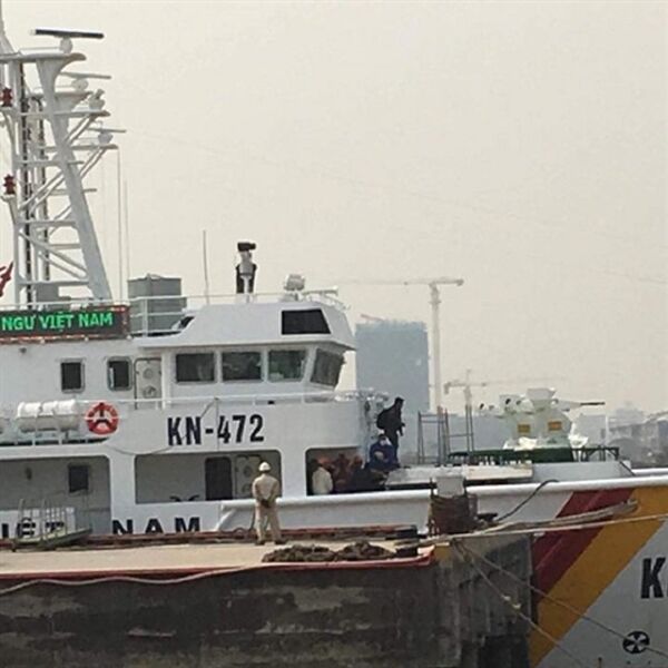 Trạm vũ khí điều khiển tự động được nhìn thấy xuất hiện trước mũi tàu kiểm ngư KN-472 - Sputnik Việt Nam