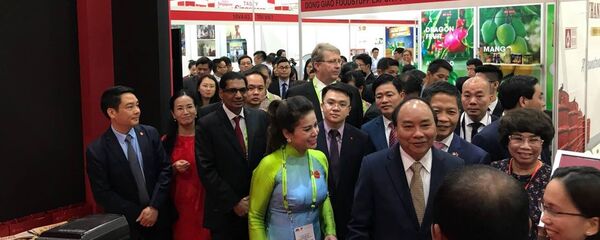 Thủ tướng Nguyễn Xuân Phúc và bà Lê Hoàng Diệp Thảo - Sputnik Việt Nam