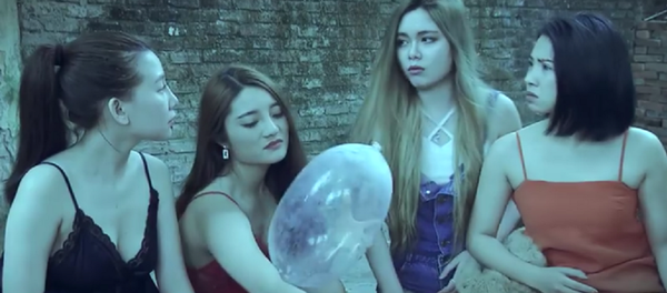 Bao cao su được đem ra làm đồ chơi trong phim Quỳnh búp bê - Sputnik Việt Nam