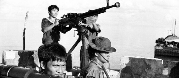 Tập trận bắn đạn thật trên đảo Thuyền Chài. - Sputnik Việt Nam